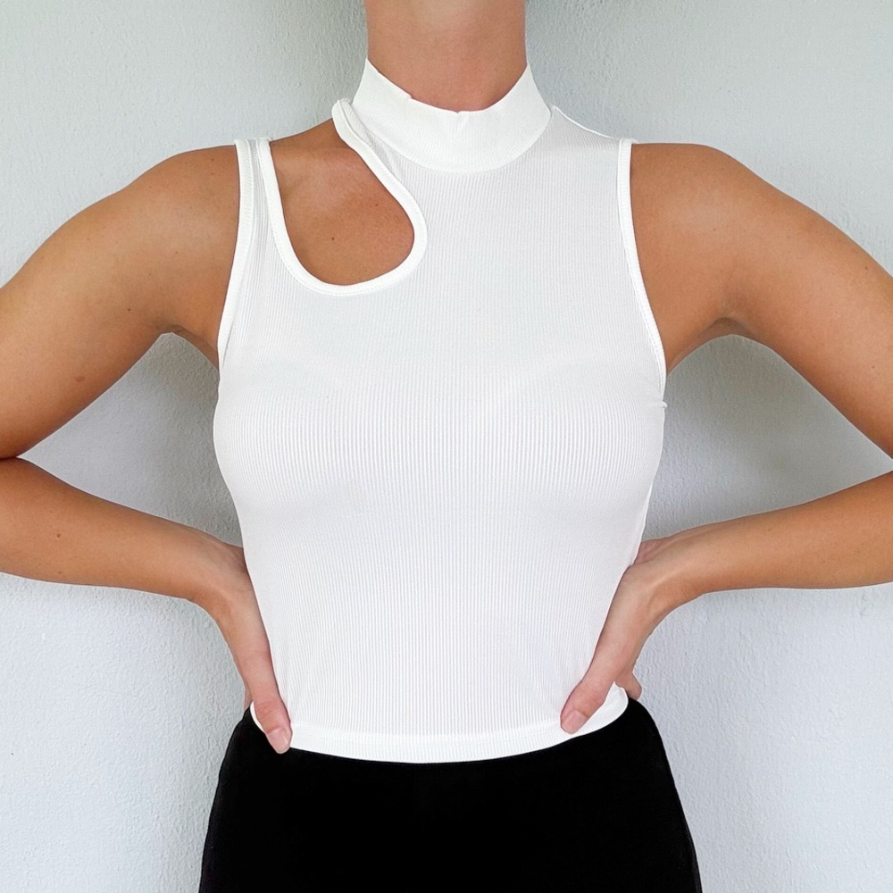 White stretch ribbed mock neck cut out shoulder sleeveless crop top size medium